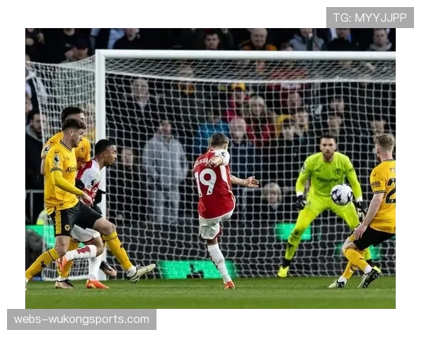 英超实时：萨卡右路内切吸引防守，厄德高插上肋部空档推射得分